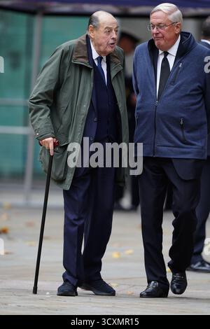 Lord Nicholas Soames de Fletching (à gauche) arrive à la messe de requiem pour l'ancien chef des forces armées, le maréchal Lord Guthrie, à la cathédrale de Westminster dans le centre de Londres. Date de la photo : mercredi 15 octobre 2025. Banque D'Images