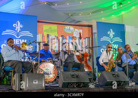 NEW ORLEANS, LOUISIANE, États-Unis - 11 MARS 2023 : le Preservation All-Star Band se produit à l'événement de clôture du New Orleans Book Festival 2023 Banque D'Images