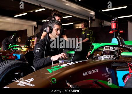 Montmelo, Espagne. 15 octobre 2025. BARCELONE, ESPAGNE - 15 OCTOBRE : un mécanicien d'AIX Racing travaille dans le garage pendant le premier jour des essais d'après-saison de la FIA formule 3 sur le circuit de Barcelona Catalunya le 15 octobre 2025 à Barcelone, Espagne. (Photo de Pablo Rodriguez/Quality Sport images) crédit : QSP/Alamy Live News Banque D'Images