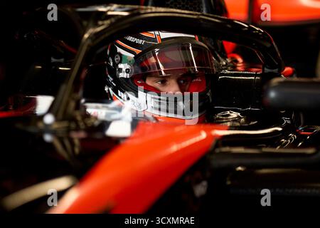 Montmelo, Espagne. 15 octobre 2025. BARCELONE, ESPAGNE - 15 OCTOBRE : Bruno Del Pino d'Espagne et (22) MP Motorsport regarde dans le garage pendant la première journée des essais d'après-saison de la formule 3 FIA sur le circuit de Barcelona Catalunya le 15 octobre 2025 à Barcelone, Espagne. (Photo de Pablo Rodriguez/Quality Sport images) crédit : QSP/Alamy Live News Banque D'Images