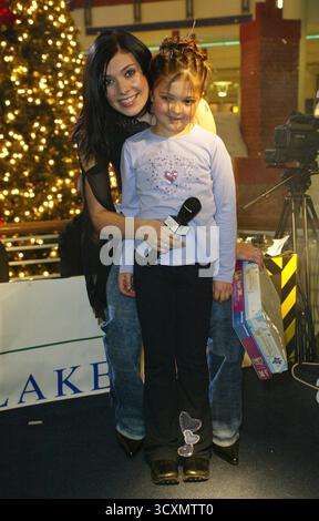 Kym Marsh, ex Hear'Say, ouvre la grotte de Noël et allume les lumières festives du centre commercial Lakeside Thurrock. 1er novembre 2002. Banque D'Images