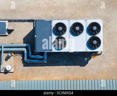 vue aérienne de haut en bas unité de climatisation hvac industriel sur le toit d'un bâtiment, condenseur à turbine avec ventilateur, solutions de refroidissement efficaces Banque D'Images