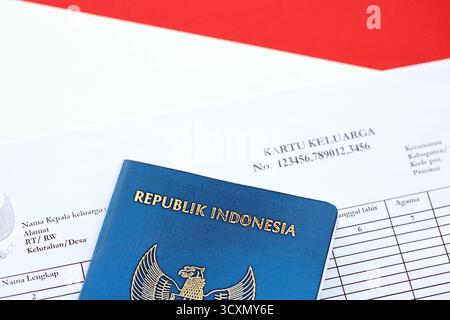 KIEV, UKRAINE - 27 JANVIER 2024 Kartu keluarga carte d'identité familiale avec passeport indonésien gros plan Banque D'Images