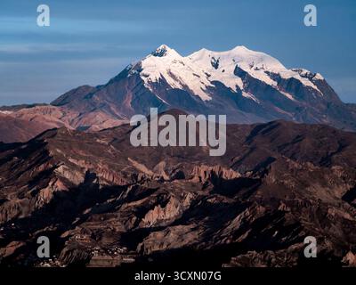 Montagne Illimani (6 438 m) vue depuis El Alto, Bolivie, le 14 octobre 2025. Banque D'Images