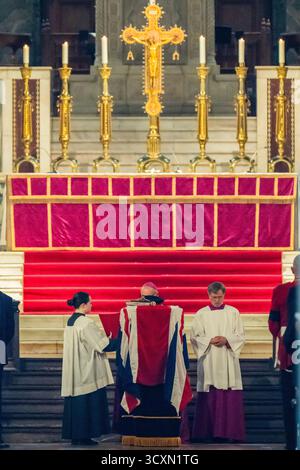 Londres, Royaume-Uni. 15 octobre 2025. Le cercueil au pied de l'autel à l'intérieur - funérailles Requiem messe pour le maréchal Lord Guthrie, cathédrale de Westminster, Londres. Crédit : Guy Bell/Alamy Live News Banque D'Images
