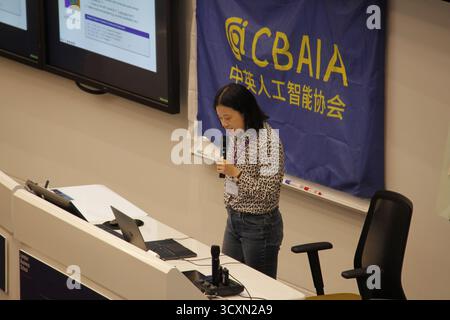 Londres, Grande-Bretagne. 13 septembre 2025. Li Yingzhen prend la parole lors du sommet UK Women in ai organisé par la China-Britain Artificial Intelligence Association à Londres, Grande-Bretagne, le 13 septembre 2025. POUR ALLER AVEC 'Feature : scientifique chinoise injecte de l'empathie dans les algorithmes' crédit : Gao Wencheng/Xinhua/Alamy Live News Banque D'Images