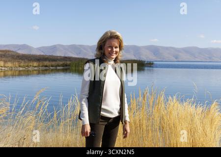 Norashen, Arménie. 15 octobre 2025. La reine Mathilde de Belgique pose pour le photographe lors d’une visite à la réserve naturelle de Norashen (Parc national Sevan), mercredi 15 octobre 2025 à Norashen. La Reine est en visite en Arménie en tant qu’ambassadrice des objectifs de développement durable des Nations Unies (ONU). BELGA PHOTO NICOLAS MAETERLINCK crédit : Belga News Agency/Alamy Live News Banque D'Images