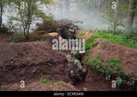 Les soldats ukrainiens, qui suivent encore leur formation de leadership dans le cadre de l’opération Interflex dirigée par le Royaume-Uni, participent à une formation en tranchées dispensée par des membres des gardes irlandais dans un camp d’entraînement de l’armée britannique dans l’est de l’Angleterre. Date de la photo : mercredi 15 octobre 2025. Banque D'Images