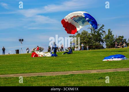 Des parachutistes ont atterri après un spectacle d'acrobaties aériennes dans le cadre d'un spectacle aérien à Rossfeld à Metzingen-Glems, Bade-Wuerttemberg, Allemagne. Banque D'Images