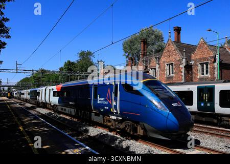 Avanti West Coast 805005 Evero train passant par la gare d'Atherstone, long Street, Atherstone, Warwickshire, Angleterre, ROYAUME-UNI Banque D'Images