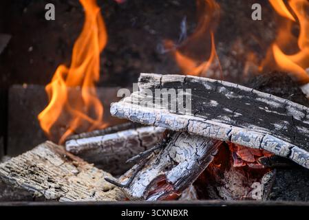 Bois carbonisé et charbons incandescents le concept d'un feu Banque D'Images
