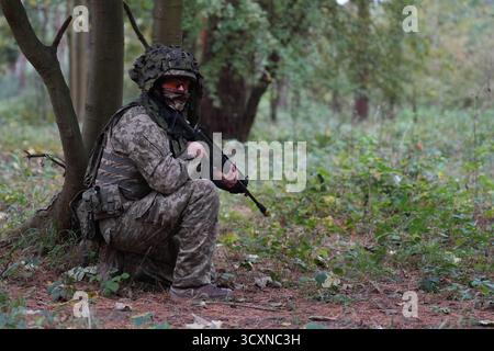 Les soldats ukrainiens, qui suivent encore leur formation de leadership dans le cadre de l’opération Interflex dirigée par le Royaume-Uni, participent à une formation en tranchées dispensée par des membres des gardes irlandais dans un camp d’entraînement de l’armée britannique dans l’est de l’Angleterre. Date de la photo : mercredi 15 octobre 2025. Banque D'Images