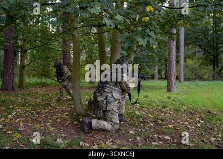 Les soldats ukrainiens, qui suivent encore leur formation de leadership dans le cadre de l’opération Interflex dirigée par le Royaume-Uni, participent à une formation en tranchées dispensée par des membres des gardes irlandais dans un camp d’entraînement de l’armée britannique dans l’est de l’Angleterre. Date de la photo : mercredi 15 octobre 2025. Banque D'Images