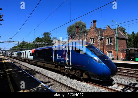 Avanti West Coast 805008 Evero train passant par la gare d'Atherstone, long Street, Atherstone, Warwickshire, Angleterre, ROYAUME-UNI Banque D'Images