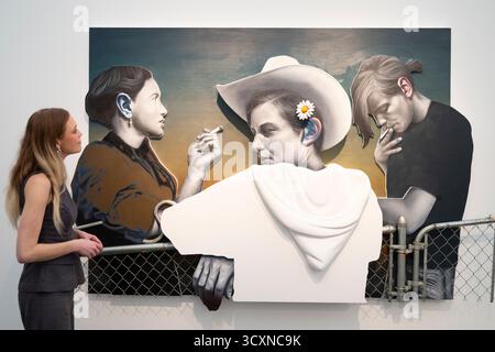 The Regent's Park, Londres, Royaume-Uni. 15 octobre 2025. La foire d'art contemporain Frieze London ouvre ses portes du 15 au 19 octobre et se concentre uniquement sur l'art contemporain et les artistes vivants. À côté se trouve le parcours gratuit de Frieze sculpture jusqu'au 2 novembre, et Frieze Masters présentant des œuvres d'art et d'œuvres historiques créées avant 2000. Image : le personnel de la galerie voit des œuvres de Chloe Chiasson, Down in Saba Ln., 2023. Crédit : Malcolm Park/Alamy Live News Banque D'Images