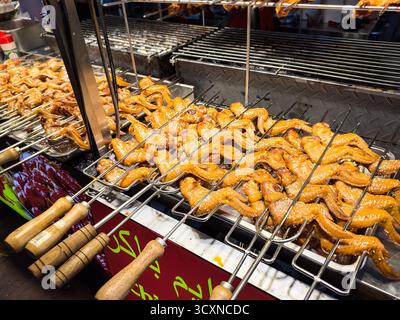 Brochettes d'ailes de poulet grillées cuisinant le marché de la nourriture de rue Jalan alor une délicieuse cuisine asiatique et traditions culinaires kuala lumpur malaisie Banque D'Images