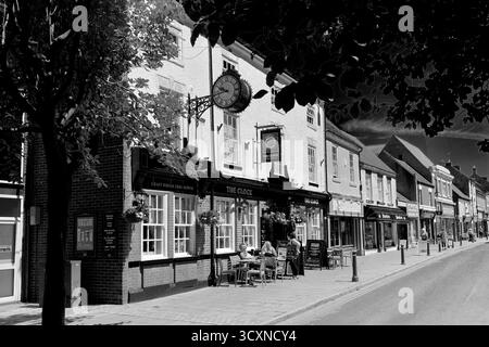 Boutiques et cafés le long de long Street, ville d'Atherstone, Warwickshire, Angleterre, Royaume-Uni Banque D'Images