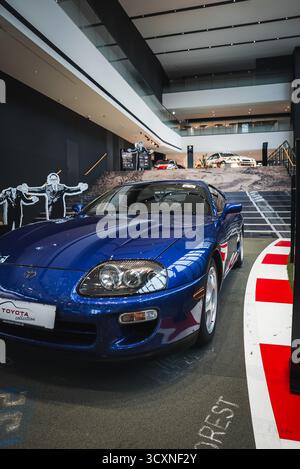 Blue Toyota Supra sur un faux virage de piste de course au musée Toyota Japon Banque D'Images