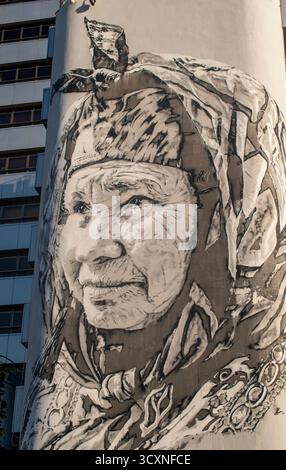 Rabat, Maroc, Afrique : skyline et murale Najma, œuvre de l’artiste de rue allemand Hendrik Beikirch, dernier mur de sa série Tracing Morocco Banque D'Images