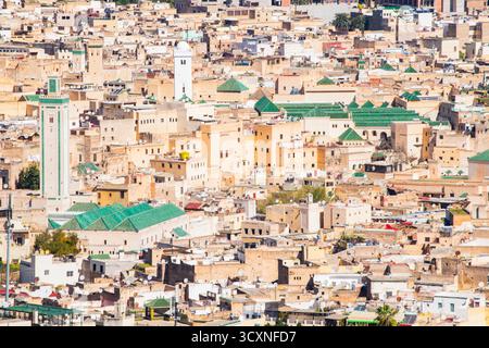 Fès, Maroc, Afrique : vue aérienne de la médina de Fès, labyrinthe de ruelles étroites, mosquées, madrasas et marchés. Site classé au patrimoine mondial de l'UNESCO Banque D'Images