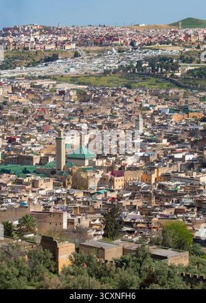 Fès, Maroc, Afrique : vue aérienne de la médina de Fès, labyrinthe de ruelles étroites, mosquées, madrasas et marchés. Site classé au patrimoine mondial de l'UNESCO Banque D'Images
