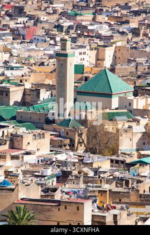 Fès, Maroc, Afrique : vue aérienne de la médina de Fès, labyrinthe de ruelles étroites, mosquées, madrasas et marchés. Site classé au patrimoine mondial de l'UNESCO Banque D'Images