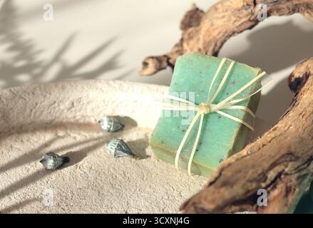 Cubes de savon naturel sur fond d'éléments naturels. Artisanat et passe-temps. Cosmétiques et beauté. Produits écologiques. Arrière-plan Banque D'Images