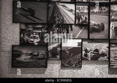 Exposition murale de photographies de sport automobile en noir et blanc dans la galerie Banque D'Images