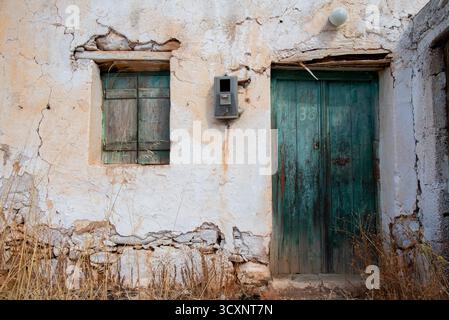 Porte et fenêtre abandonnée vieillie avec texture rustique Banque D'Images
