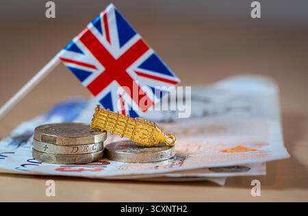 Drapeau, billets et pièces du Royaume-Uni montrant la crise économique Banque D'Images