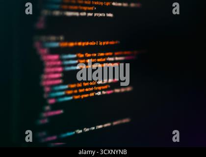 Interface de programmation d'extraits de code HTML colorés. Gros plan écran flou avec mise en évidence de syntaxe colorée du langage de balisage de programmation, idéal pour Banque D'Images