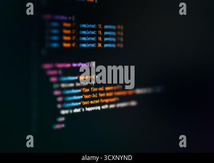JavaScript JSX Code Editor Dark mode interface. Vue rapprochée de l'environnement de programmation montrant le code frontal moderne avec mise en évidence de la syntaxe sur sombre Banque D'Images