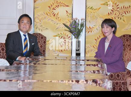 Tokyo, Japon. 15 octobre 2025. Le président du Parti libéral-démocrate (LDP) Sanae Takaichi(R) tient une réunion avec le chef du Parti démocrate pour le peuple Yuichiro Tamaki à la Diète nationale à Tokyo, au Japon, le mercredi 15 octobre 2025. Photo de Keizo Mori/UPI crédit : UPI/Alamy Live News Banque D'Images