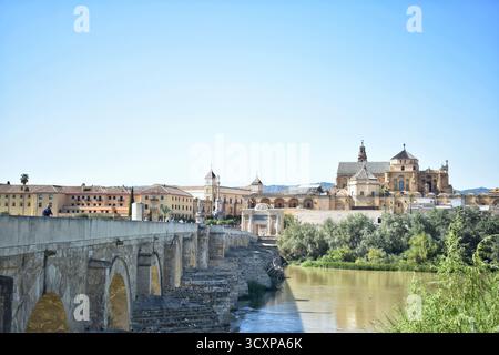 Vue panoramique sur Cordoue. Le pont romain, la porte, les bâtiments et la rivière Guadalquivir. Sud de l'Espagne, Andalousie, Cordoue Banque D'Images
