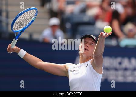 Le joueur de tennis polonais IgA Swiatek (POL) en action aux US Open Championships 2025, USTA Billie Jean King National Tennis Center, Flushing Meadows, ne Banque D'Images
