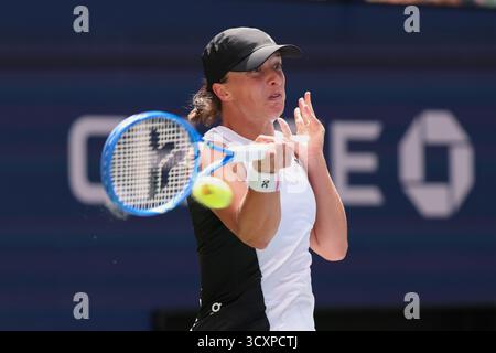 Le joueur de tennis polonais IgA Swiatek (POL) en action aux US Open Championships 2025, USTA Billie Jean King National Tennis Center, Flushing Meadows, ne Banque D'Images