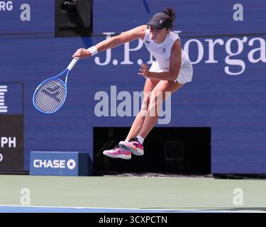 Le joueur de tennis polonais IgA Swiatek (POL) en action aux US Open Championships 2025, USTA Billie Jean King National Tennis Center, Flushing Meadows, ne Banque D'Images