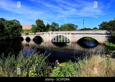 Le château de Ladybridge et Tamworth, où la rivière Tame et la rivière Anker se rencontrent, ville de Tamworth, Staffordshire, Angleterre, Royaume-Uni Banque D'Images