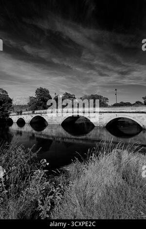 Le château de Ladybridge et Tamworth, où la rivière Tame et la rivière Anker se rencontrent, ville de Tamworth, Staffordshire, Angleterre, Royaume-Uni Banque D'Images