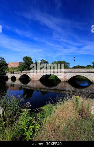 Le château de Ladybridge et Tamworth, où la rivière Tame et la rivière Anker se rencontrent, ville de Tamworth, Staffordshire, Angleterre, Royaume-Uni Banque D'Images