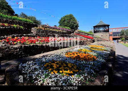 Vue estivale sur le château et les jardins de Tamworth, ville de Tamworth, Staffordshire, Angleterre, Royaume-Uni Banque D'Images