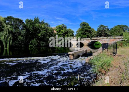 Le château de Ladybridge et Tamworth, où la rivière Tame et la rivière Anker se rencontrent, ville de Tamworth, Staffordshire, Angleterre, Royaume-Uni Banque D'Images