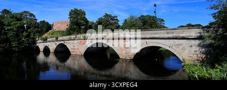 Le château de Ladybridge et Tamworth, où la rivière Tame et la rivière Anker se rencontrent, ville de Tamworth, Staffordshire, Angleterre, Royaume-Uni Banque D'Images