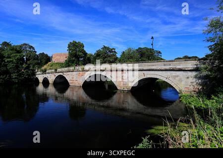 Le château de Ladybridge et Tamworth, où la rivière Tame et la rivière Anker se rencontrent, ville de Tamworth, Staffordshire, Angleterre, Royaume-Uni Banque D'Images