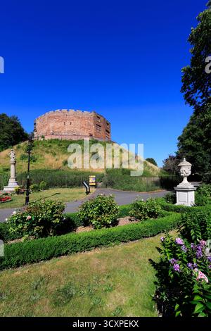 Vue estivale sur le château et les jardins de Tamworth, ville de Tamworth, Staffordshire, Angleterre, Royaume-Uni Banque D'Images