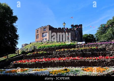 Vue estivale sur le château et les jardins de Tamworth, ville de Tamworth, Staffordshire, Angleterre, Royaume-Uni Banque D'Images