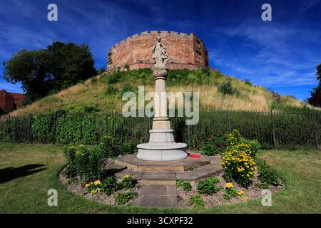 Vue estivale sur le château et les jardins de Tamworth, ville de Tamworth, Staffordshire, Angleterre, Royaume-Uni Banque D'Images