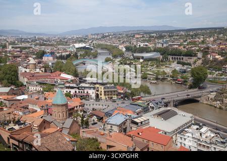 Tbilissi, Géorgie - 29 avril 2019 : vue aérienne de la vieille ville de Tbilissi avec la place Vakhtang Gorgasali et l'église Saint-Georges Banque D'Images