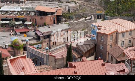 Tbilissi, Géorgie - 29 avril 2019 : vue aérienne du district d'Abanotubani de la vieille ville de Tbilissi Banque D'Images