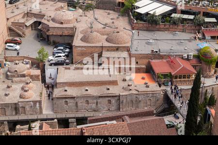 Tbilissi, Géorgie - 29 avril 2019 : vue aérienne d'Abanotubani, l'ancien quartier des bains de la vieille ville de Tbilissi Banque D'Images